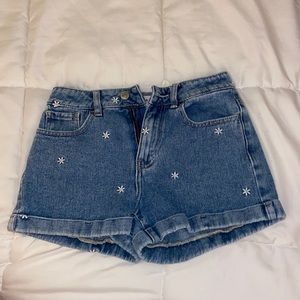 EMBROIDERY DAISY FLOWER MOM DENIM SHORTS PACSUN